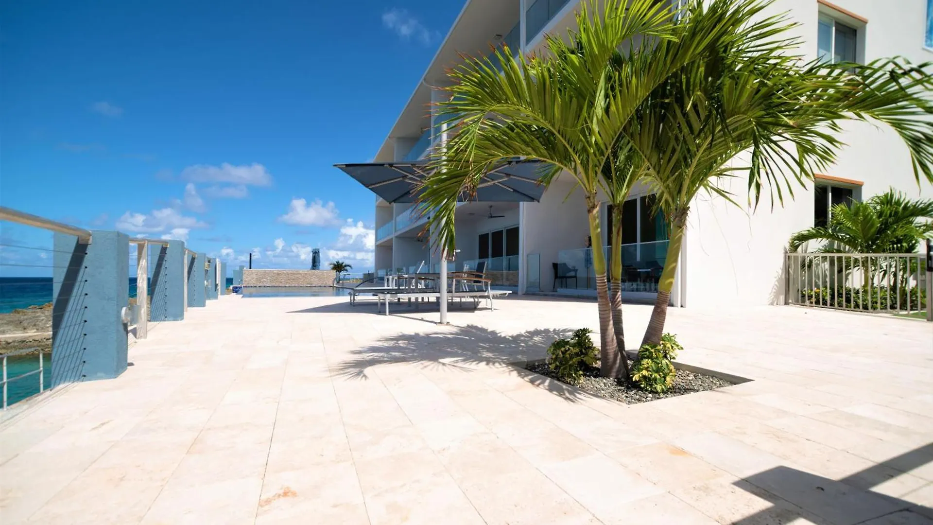 ווסט ביי Lighthouse Point Residences דירה