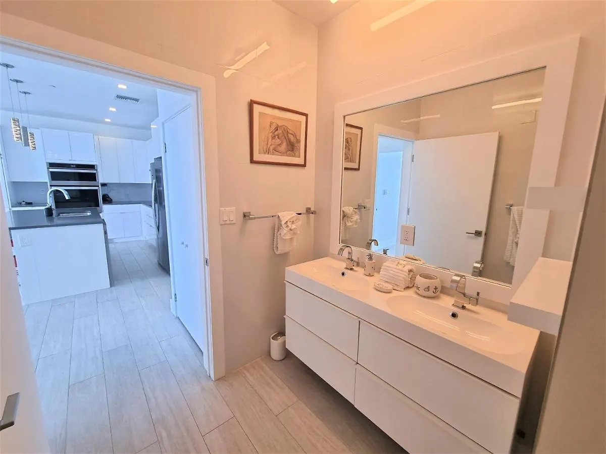ווסט ביי Lighthouse Point Residences